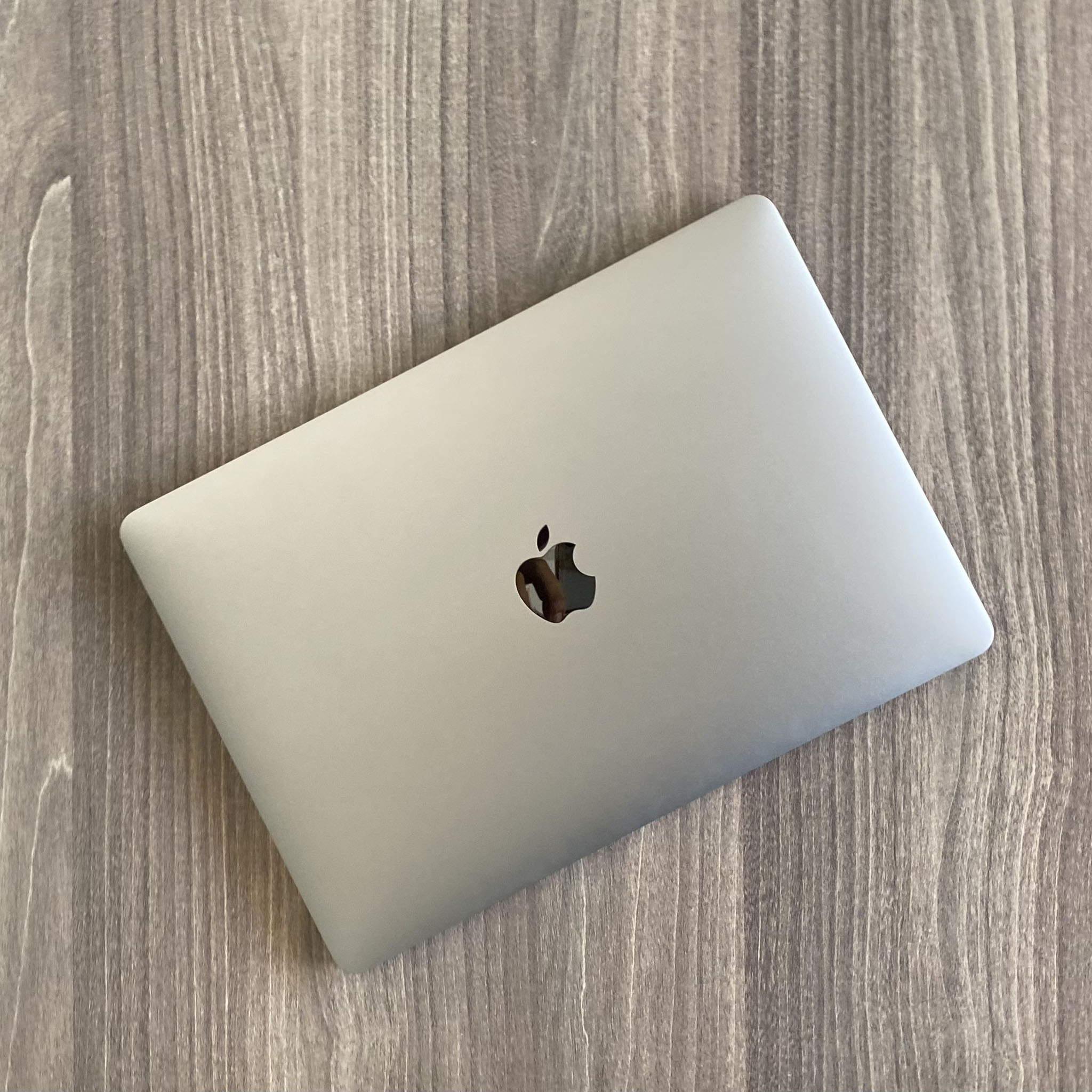 MacBook Pro (13-inch, 2019, Two Thunderbolt 3 ports) Core i5