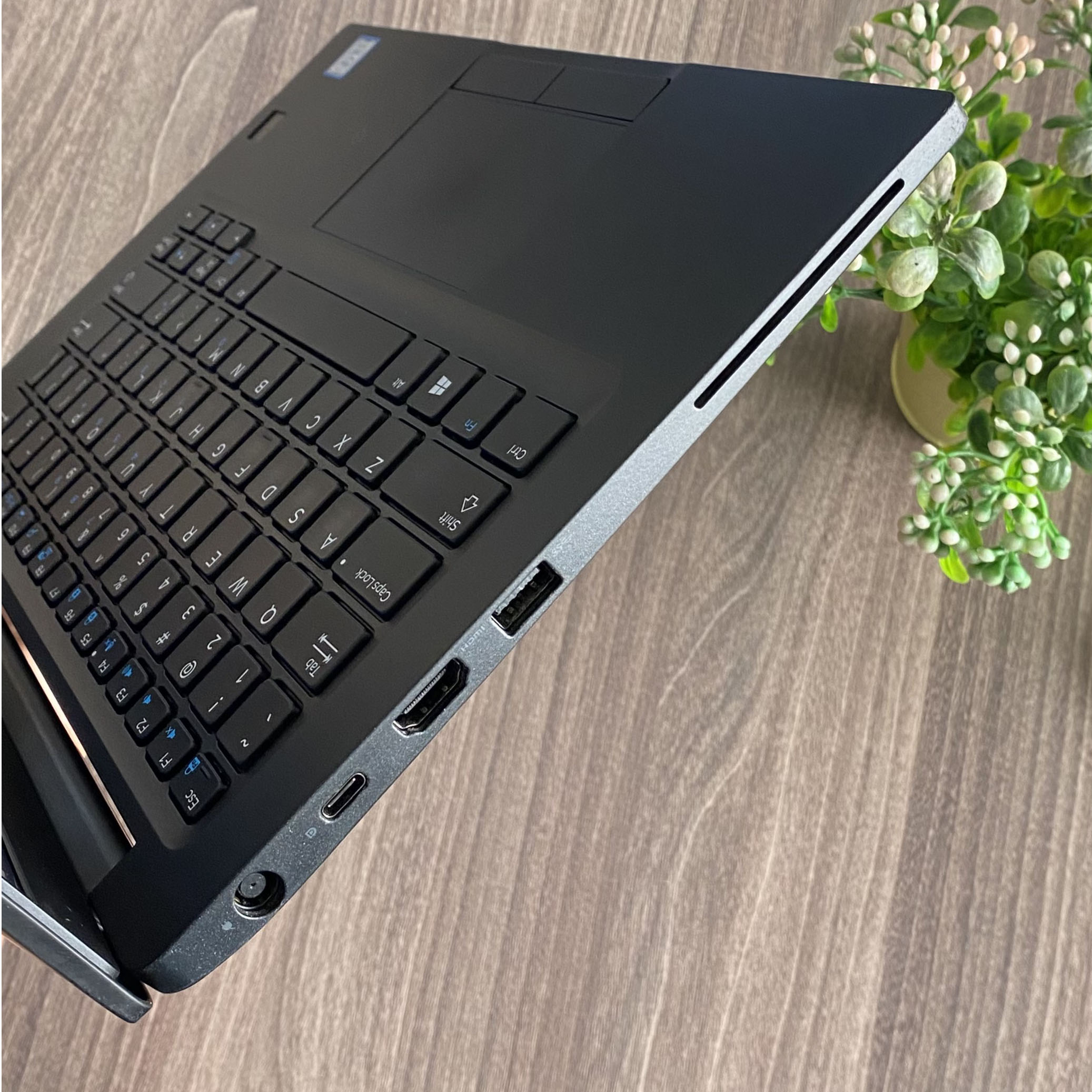 Dell Latitude 7390 Vỏ Vân Carbon