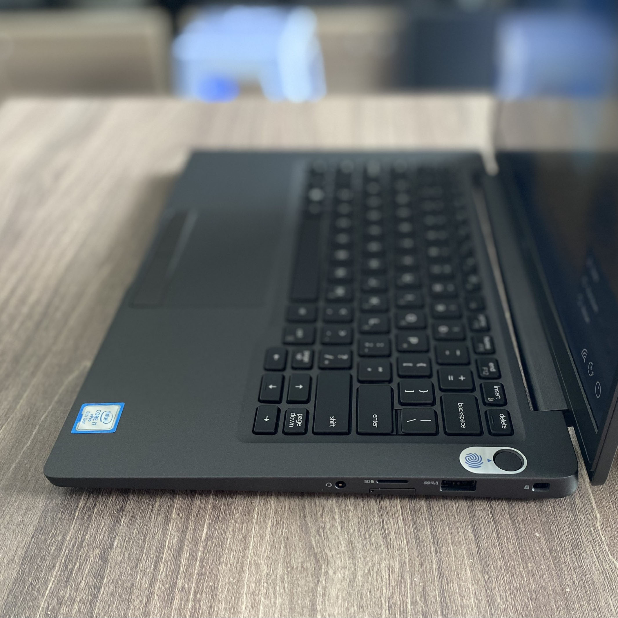 Dell Latitude 7300 Vân Carbon