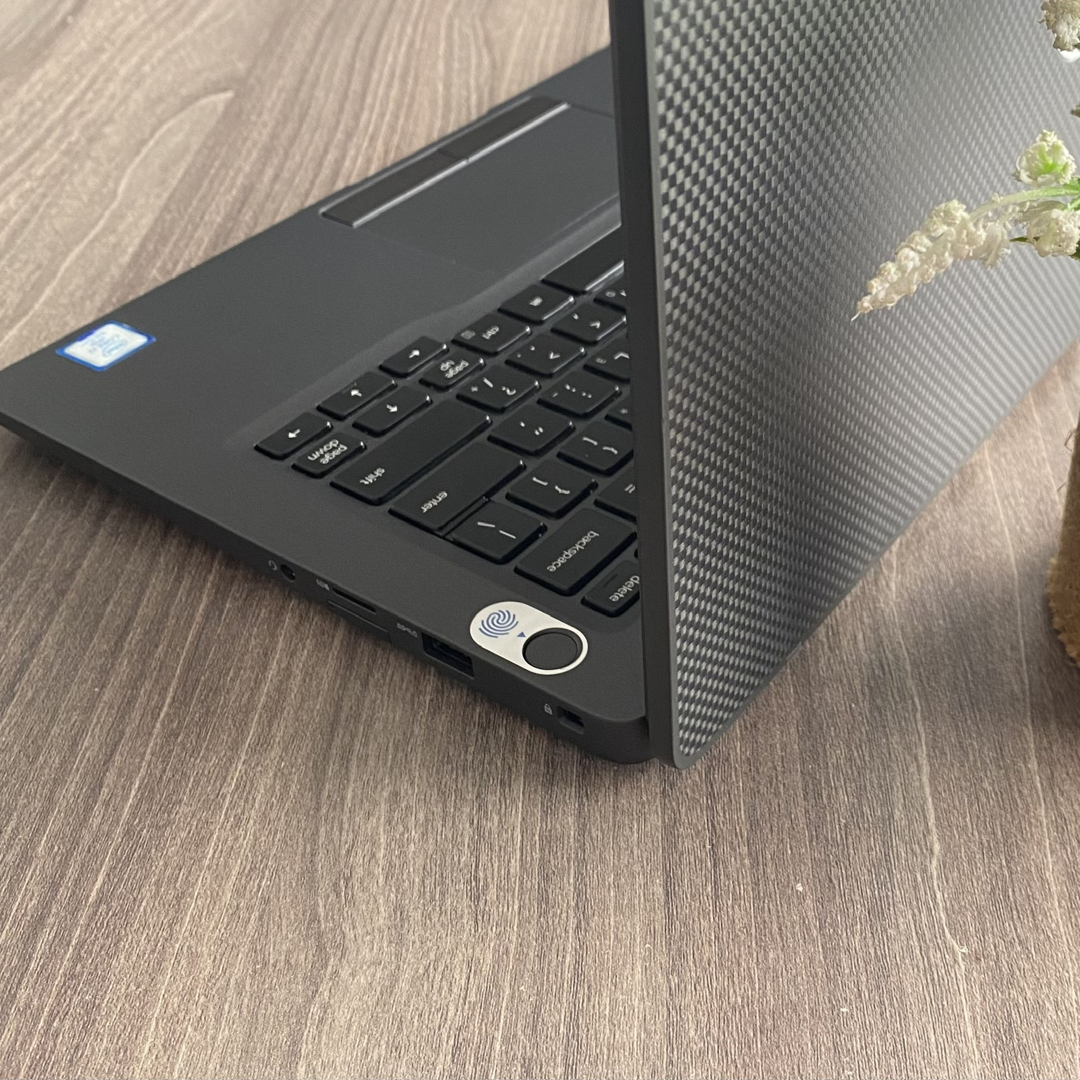 Dell Latitude 7300 Vân Carbon