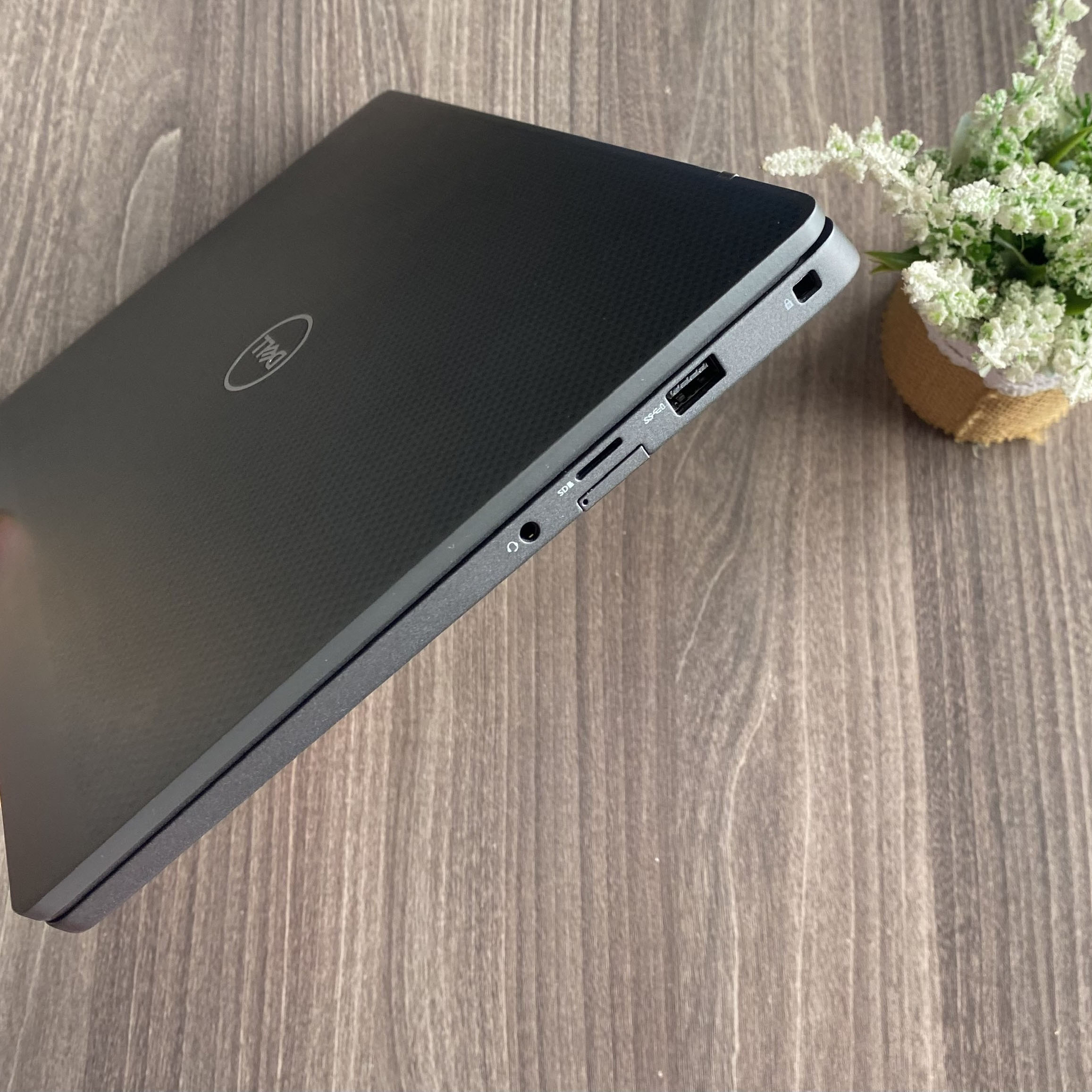 Dell Latitude 7300 Vân Carbon